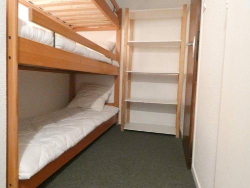 quelques lits superposés dans une chambre dans l'établissement Studio cosy pour 4 avec terrasse à Saint-Lary-Soulan - FR-1-457-277, à Saint-Lary-Soulan