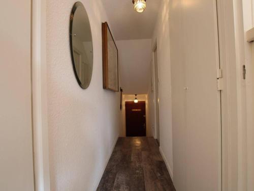 un pasillo con un espejo en una pared blanca y un pasillo sidx sidx en Appartement Puy-Saint-Vincent, 1 pièce, 2 personnes - FR-1-330G-98 en Puy-Saint-Vincent