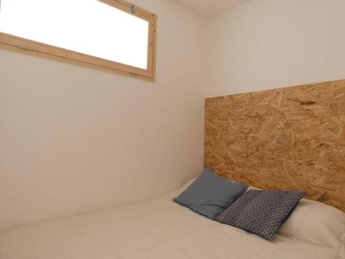 - une chambre avec un lit et une fenêtre au-dessus dans l'établissement Charmant T2 pour 6 pers. avec balcon sud, proche pistes à Saint-Lary-Soulan - FR-1-457-280, à Saint-Lary-Soulan