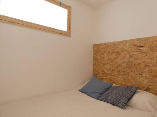 a bedroom with a bed with a window above it at Appartement Saint-Lary-Soulan, 2 pièces, 6 personnes - FR-1-457-280 in Saint-Lary-Soulan