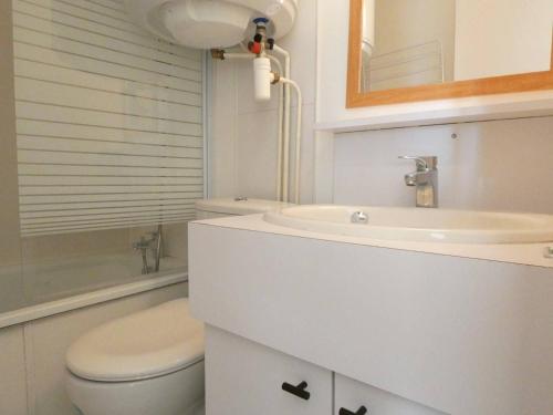 une salle de bain blanche avec des toilettes et un lavabo dans l'établissement Charmant T2 pour 6 pers. avec balcon sud, proche pistes à Saint-Lary-Soulan - FR-1-457-280, à Saint-Lary-Soulan
