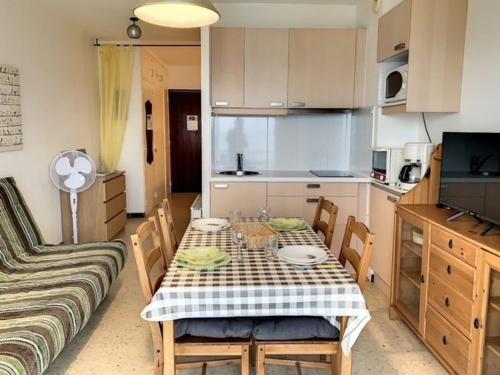 un salon avec une table et une cuisine dans l'établissement T2 Cosy avec Balcon, Clim, Animaux Acceptés - FR-1-503-32, à Balaruc-les-Bains