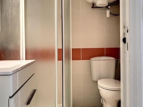 une salle de bain avec toilettes et lavabo dans l'établissement T2 Cosy avec Balcon, Clim, Animaux Acceptés - FR-1-503-32, à Balaruc-les-Bains