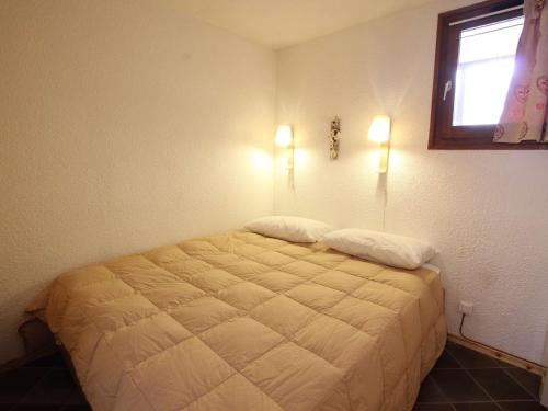 une chambre avec un lit avec deux oreillers dessus dans l'établissement Appartement familial sur les pistes avec parking et casier à skis - Montgenèvre - FR-1-330D-91, à Montgenèvre