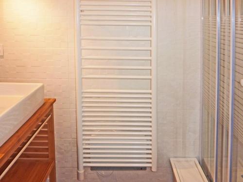 un bagno con doccia e porta in vetro di Appartement Les Orres, 2 pièces, 8 personnes - FR-1-322-355 a Les Orres