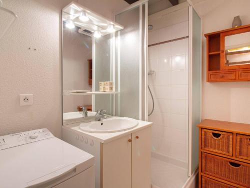 un bagno bianco con lavandino e doccia di Chalet triplex pour 7 pers. avec terrasse, parking, proche télécabine et commerces - FR-1-401-178 a Cauterets