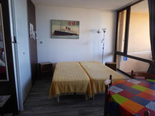 une chambre d'hôtel avec un lit et une fenêtre dans l'établissement Grand T2 avec Piscine, Terrasse et Accès Direct à la Plage, 4 Personnes - Port Barcarès - FR-1-81-505, au Barcarès