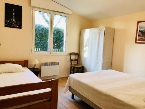 1 Schlafzimmer mit 2 Betten und einem Fenster in der Unterkunft Maison Arcachon, 3 pièces, 5 personnes - FR-1-433-64 in Arcachon