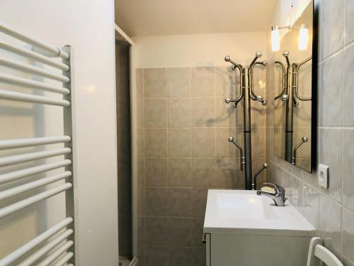 een badkamer met een wastafel en een douche bij Maison Arcachon, 3 pièces, 5 personnes - FR-1-433-64 in Arcachon