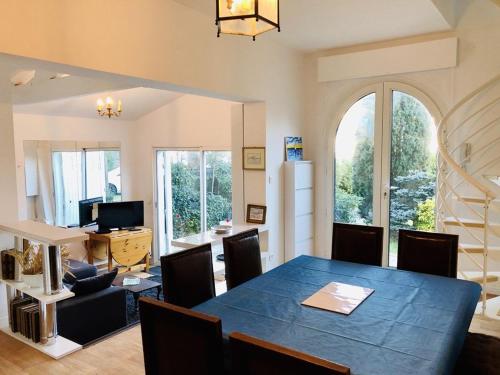 une salle à manger avec une table et des chaises bleues dans l'établissement Maison conviviale à Arcachon-le-Moulleau, à 150m de la plage, jardin, parking, 2 chambres - FR-1-433-64, à Arcachon