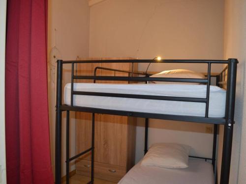 quelques lits superposés dans une chambre dans l'établissement Banyuls : Studio cabine, terrasse, proche plage - FR-1-225C-30, à Banyuls-sur-Mer