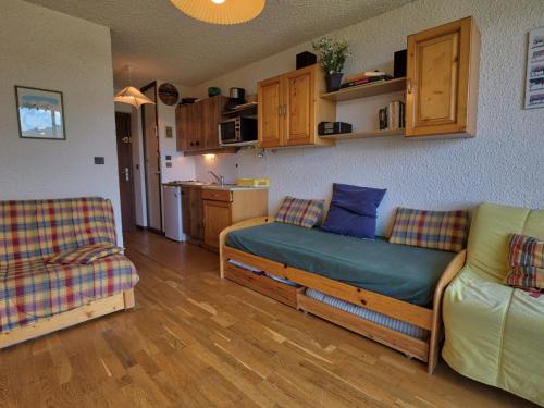 un salon avec un canapé et deux chaises dans l'établissement Studio skis aux pieds avec piscine chauffée et tennis - FR-1-505-50, à Notre-Dame-de-Bellecombe