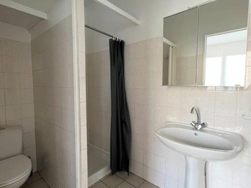 La salle de bains est pourvue d'un lavabo, d'une douche et de toilettes. dans l'établissement Appartement Cambo-les-Bains, 2 pièces, 3 personnes - FR-1-495-88, à Cambo-les-Bains