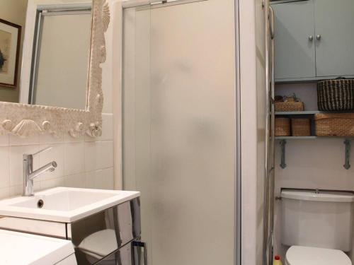 een badkamer met een douche en een wastafel bij Maison La Baule, 2 pièces, 4 personnes - FR-1-245-115 in La Baule
