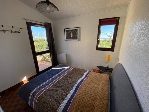 Postel nebo postele na pokoji v ubytování Villa T2 Front de Mer avec Terrasse à Port Leucate - 4 Couchages, Parking Privé, Plage à Pieds - FR-1-81-515