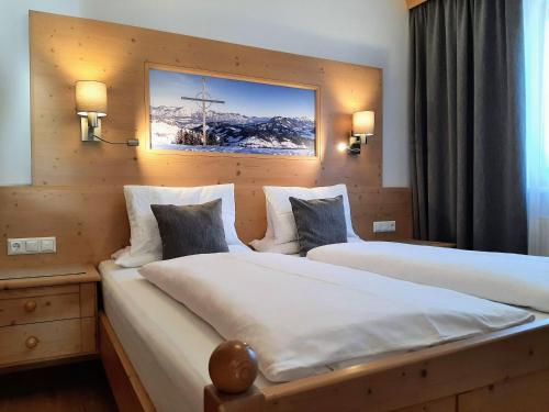 - 2 lits dans une chambre d'hôtel avec 2 lampes dans l'établissement Ferienwohnung Aschaber, à Wildschönau