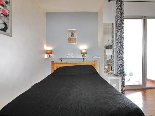 une chambre avec un grand lit dans une pièce dans l'établissement Studio rénové avec wifi, balcon et climatisation à Balaruc-les-Bains - FR-1-553-53, à Balaruc-les-Bains