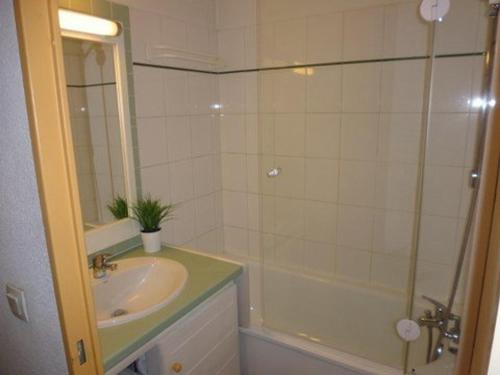 une salle de bain avec un lavabo et une douche dans l'établissement Studio cabine 4 pers, balcon sud, pied des pistes, Grand Tourmalet - Bagnères-de-Bigorre - FR-1-404-211, à La Mongie