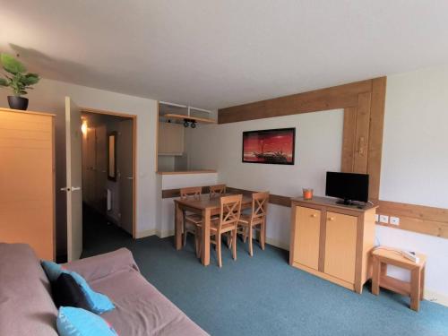 un salon avec une cuisine et une salle à manger dans l'établissement Studio cabine 4 pers, balcon sud, pied des pistes, Grand Tourmalet - Bagnères-de-Bigorre - FR-1-404-211, à La Mongie