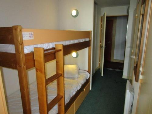 - 2 lits superposés dans une petite chambre avec couloir dans l'établissement Studio cabine 4 pers, balcon sud, pied des pistes, Grand Tourmalet - Bagnères-de-Bigorre - FR-1-404-211, à La Mongie