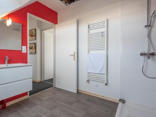 une salle de bain avec une douche, un lavabo et un miroir dans l'établissement Villa 4P avec jardin, Wifi, à 500m des plages - Carnac - FR-1-477-159, à Carnac