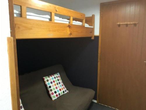 - un lit superposé avec un oreiller sur la couchette inférieure dans l'établissement Studio Cabine 4 Pers - Pied des Pistes - Parking Couvert - Balcon Sud - TV - Animaux Ok - FR-1-404-212, à La Mongie