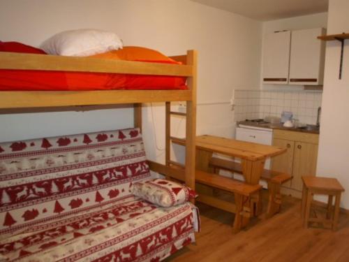 a room with two bunk beds and a kitchen at Appartement Les Adrets-Prapoutel, 1 pièce, 3 personnes - FR-1-557-10 in Les Adrets