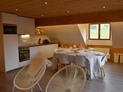 une cuisine et une salle à manger avec une table et des chaises dans l'établissement Superbe appart 3 pièces, cuisine équipée, Wi-Fi, face aux pistes - FR-1-266-167, à Montgenèvre