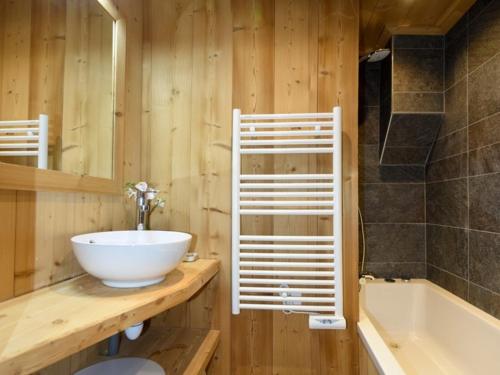 une salle de bain avec un lavabo blanc et une baignoire dans l'établissement Superbe appart 3 pièces, cuisine équipée, Wi-Fi, face aux pistes - FR-1-266-167, à Montgenèvre