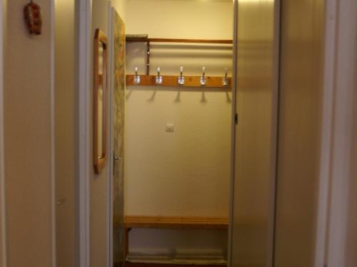 La salle de bains est pourvue d'un miroir et d'une étagère avec des bougies. dans l'établissement Pied des pistes, Appt confort, 4 pers, balcon - FR-1-557-53, à Les Adrets