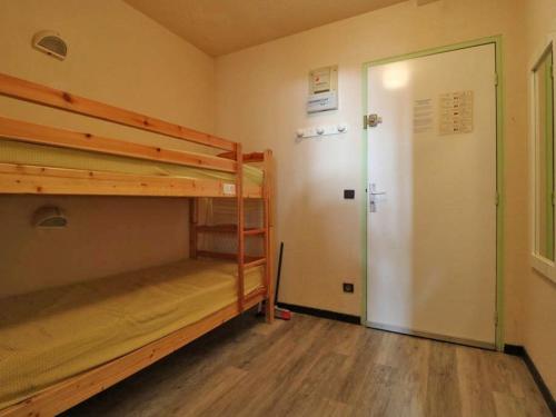 - une chambre avec 2 lits superposés à côté d'une porte dans l'établissement Studio 4 pers au pied des pistes, proche commodités, avec cuisine équipée et casier à skis - FR-1-398-608, à Montvalezan