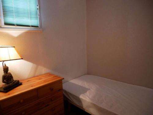 een slaapkamer met 2 bedden en een lamp op een dressoir bij Appartement Erdeven, 2 pièces, 4 personnes - FR-1-479-106 in Erdeven