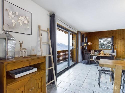 Cette chambre dispose d'un bureau et d'une table. dans l'établissement Superbe Duplex Savoyard pour 13 pers. avec Cheminée et Balcons, à 300m des Pistes - FR-1-398-616, à Montvalezan