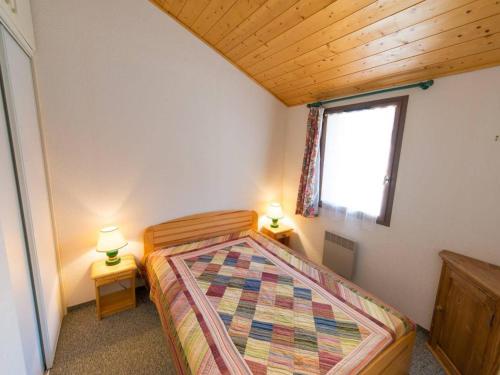 1 dormitorio con 1 cama en una habitación con ventana en Maison La Salle-les-Alpes, 4 pièces, 10 personnes - FR-1-330F-3, en La Salle-les-Alpes