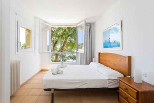 una camera da letto con un letto con un orsacchiotto sopra di Luxury Villa in front of the beach POPETA a Calella de Palafrugell