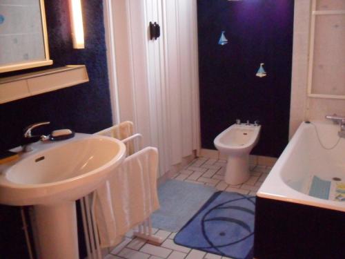 une salle de bain avec un lavabo et des toilettes dans l'établissement Maison de plain-pied avec jardin clos, proche de la plage et des commerces - FR-1-494-58, à Saint-Georges-de-Didonne