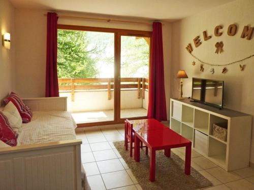 een slaapkamer met een bed, een tafel en een raam bij Appartement Les Orres, 2 pièces, 4 personnes - FR-1-322-370 in Les Orres