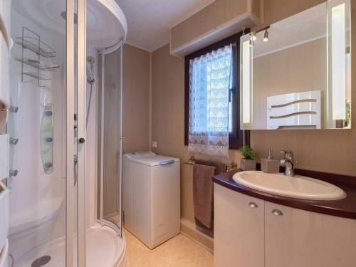 une salle de bain avec un lavabo, des toilettes et une douche dans l'établissement Appartement T3 pour 4 pers. à Saint Lary Village, proche centre et téléphérique - FR-1-296-304, à Saint-Lary-Soulan