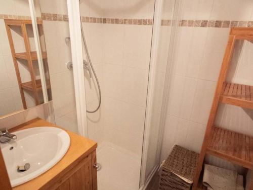 a bathroom with a shower and a sink at Studio divisible, balcon, animaux acceptés, casier à skis, linge de lit inclus - FR-1-291-839 in Valmorel