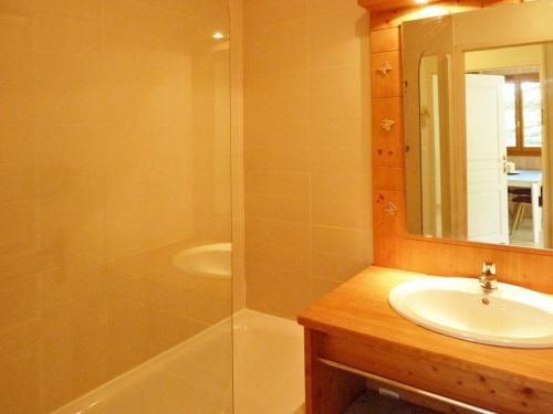 een badkamer met een douche, een wastafel en een spiegel bij Appartement Les Orres, 2 pièces, 4 personnes - FR-1-322-370 in Les Orres