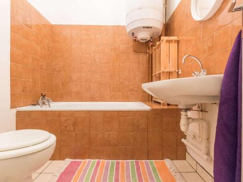 une salle de bain avec toilettes, lavabo et baignoire dans l'établissement Appartement 2 pièces avec parking à Briançon - FR-1-330C-98, à Briançon