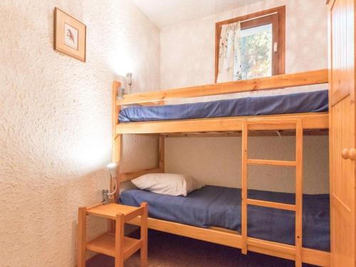 Cette petite chambre comprend des lits superposés. dans l'établissement Appartement 2 pièces avec parking à Briançon - FR-1-330C-98, à Briançon