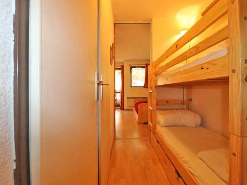 a small bedroom with a bunk bed in a tiny house at Studio Montvalezan-La Rosière, 1 pièce, 4 personnes - FR-1-398-628 in Montvalezan