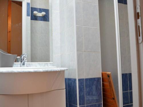 een badkamer met een wastafel en een spiegel bij Appartement Les Angles, 3 pièces, 6 personnes - FR-1-593-3 in Les Angles
