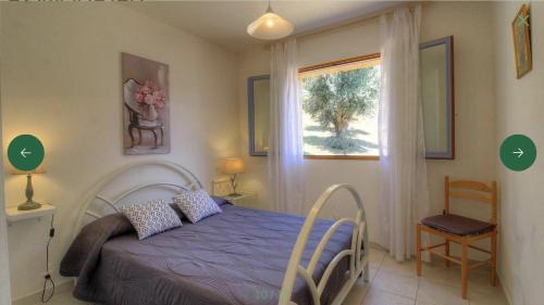 sypialnia z łóżkiem i oknem w obiekcie L'AMANDIER -LE FIGUIER-LES LAURIERS ROSES w Ajaccio