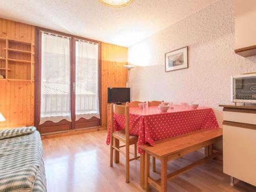 une salle à manger avec une table avec une nappe rouge dans l'établissement Appartement 2 pièces avec parking à Briançon - FR-1-330C-98, à Briançon