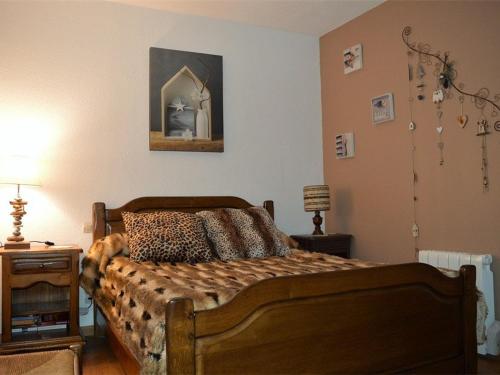 une chambre avec un lit et un miroir au mur dans l'établissement Appartement T3 au calme avec cheminée, balcon et cuisine équipée - FR-1-593-19, aux Angles