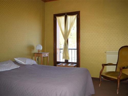une chambre avec un lit, une fenêtre et une chaise dans l'établissement Les Angles : Apt 6 pers, 2 ch, balcon, proche pistes - FR-1-593-25, aux Angles