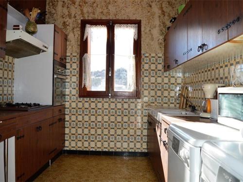 une cuisine avec un évier et une fenêtre dans l'établissement Les Angles : Apt 6 pers, 2 ch, balcon, proche pistes - FR-1-593-25, aux Angles