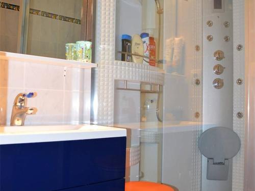 une salle de bain avec un lavabo, des toilettes et une douche dans l'établissement Appartement T3 au calme avec cheminée, balcon et cuisine équipée - FR-1-593-19, aux Angles